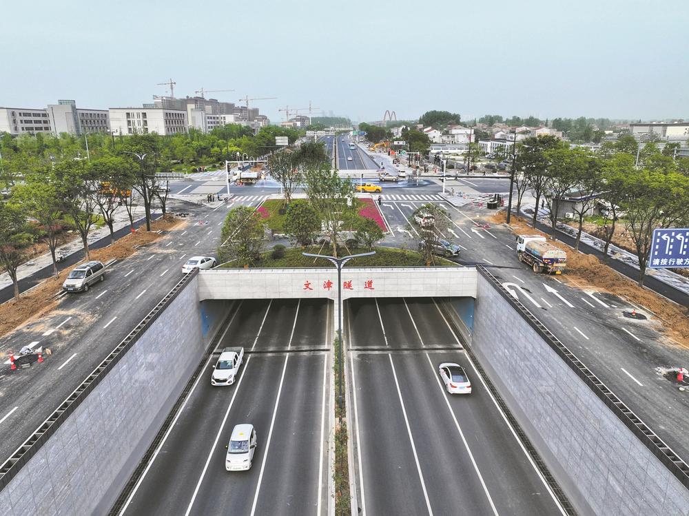 4月26日，環線提速改造工程全面建成通車。該段快速路雙向六車道，全程高架、立交、隧道，包含17處立交節點、29條上下橋匝道、4座人行天橋，全程沒有一個紅綠燈。通車后，市民從市區任何一個地方駕車出發，10分鐘內上快速路、15分鐘內上高速、30分鐘內抵達機場或高鐵站，“半小時交通圈”基本形成。襄陽成為省內繼武漢之后第二個同時擁有內、外快速環線的現代化城市。圖為位于襄城龐公的文津隧道。