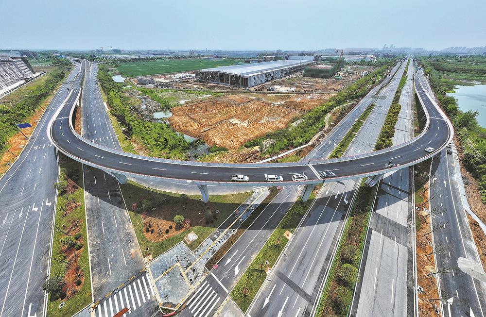 4月26日，環線提速改造工程全面建成通車。該段快速路雙向六車道，全程高架、立交、隧道，包含17處立交節點、29條上下橋匝道、4座人行天橋，全程沒有一個紅綠燈。通車后，市民從市區任何一個地方駕車出發，10分鐘內上快速路、15分鐘內上高速、30分鐘內抵達機場或高鐵站，“半小時交通圈”基本形成。襄陽成為省內繼武漢之后第二個同時擁有內、外快速環線的現代化城市。圖為機場連接線匝道橋。