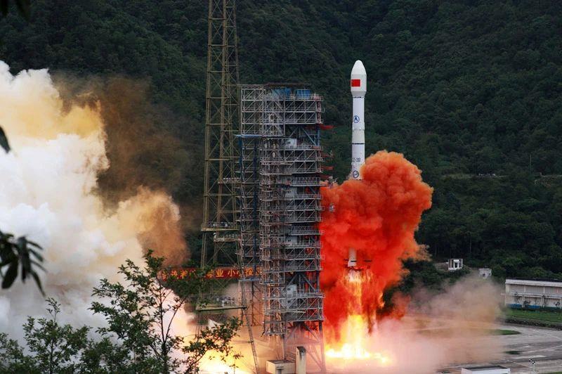 △2020年6月23日，我國北斗三號全球衛(wèi)星導航系統(tǒng)最后一顆組網(wǎng)衛(wèi)星在西昌衛(wèi)星發(fā)射中心點火升空。同年7月，北斗三號系統(tǒng)正式開通全球服務，“中國的北斗”真正成為“世界的北斗”。