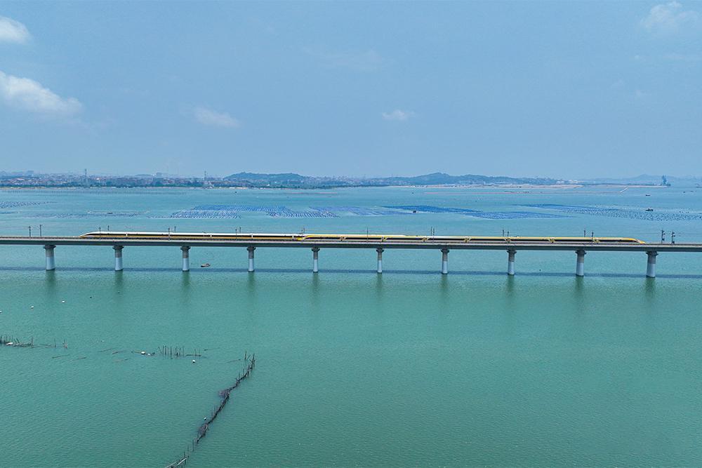 △2023年6月28日，CR450動車組試驗列車在湄洲灣跨海大橋交會運行，單列最高運行時速達到453公里。